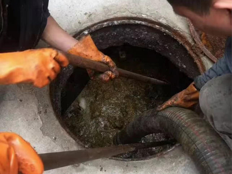 叉河镇清理化粪池时如何避免沼气的危害？